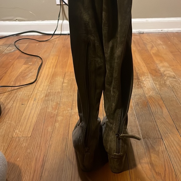 BEAUTIFUL + SEXY GRAY SUEDE OVER THE KNEE BOOTS 💋 - Picture 3 of 5